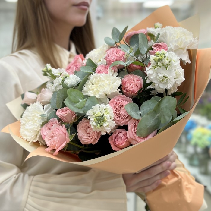 Кустовые розы Мадам Бомбастик с маттиолой